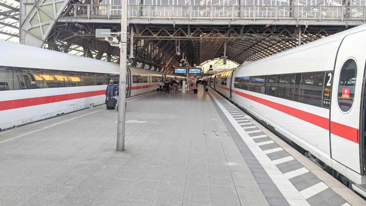 Dvě soupravy ICE na nádraží v Kolíně nad Rýnem