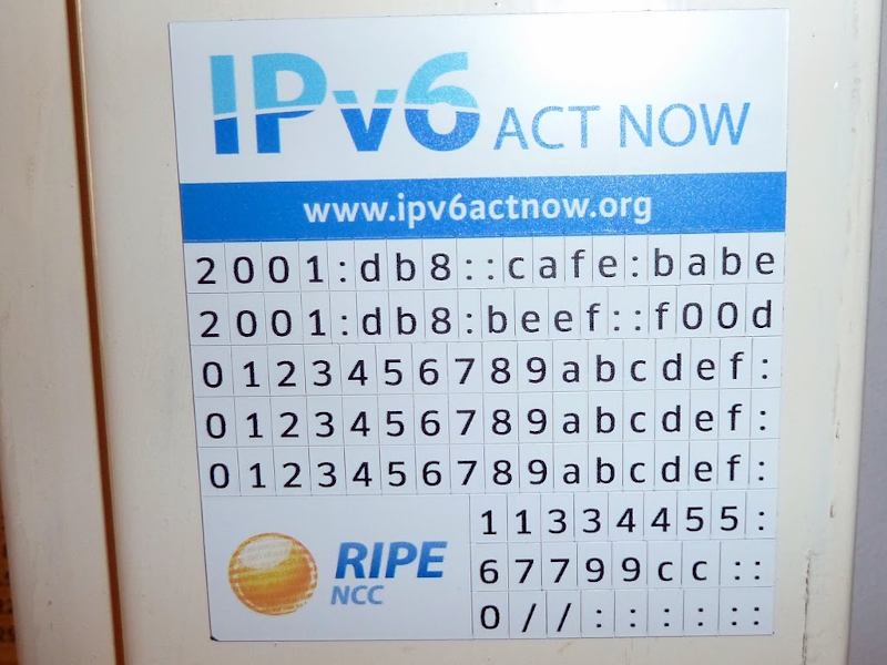Sada magnetů s IPv6 adresami je oblíbený dárek absolventů školení základů IPv6