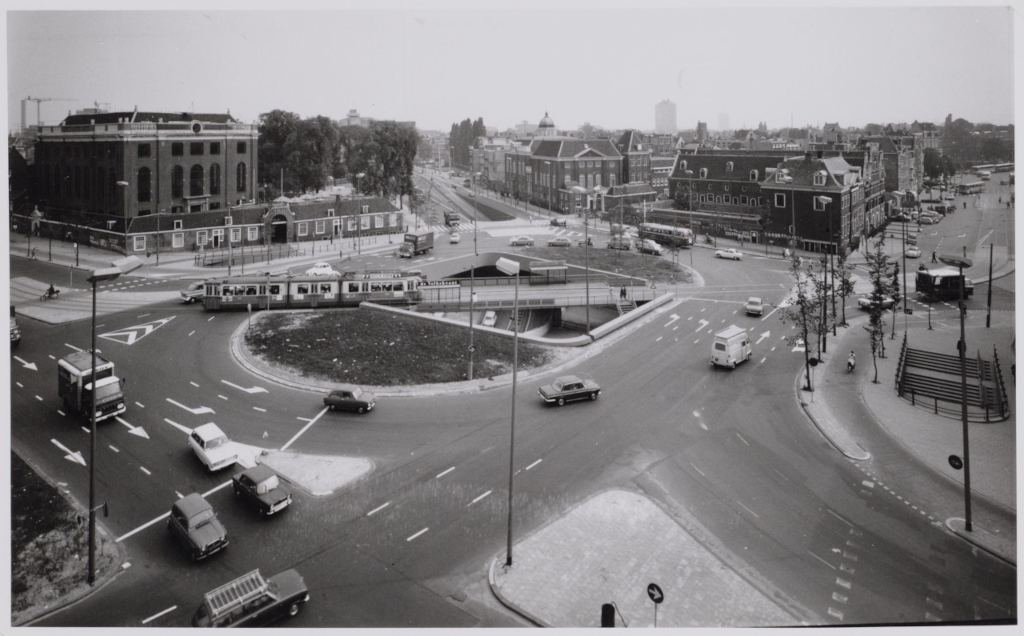 Dvouúrovňová křižovatka na Mr. Visserplein v roce
1970
