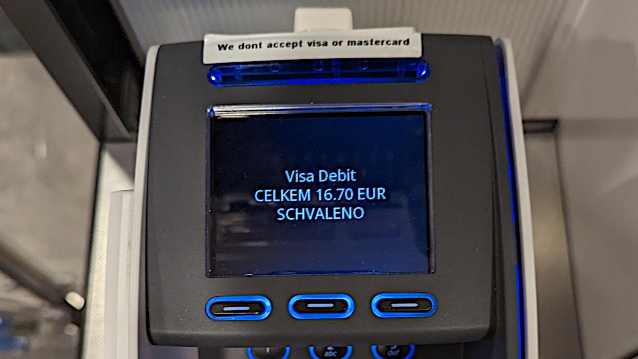 Terminál přijímající kartu Mastercard Debit opatřený samolepkou s textem "we
dont accept visa or mastercard