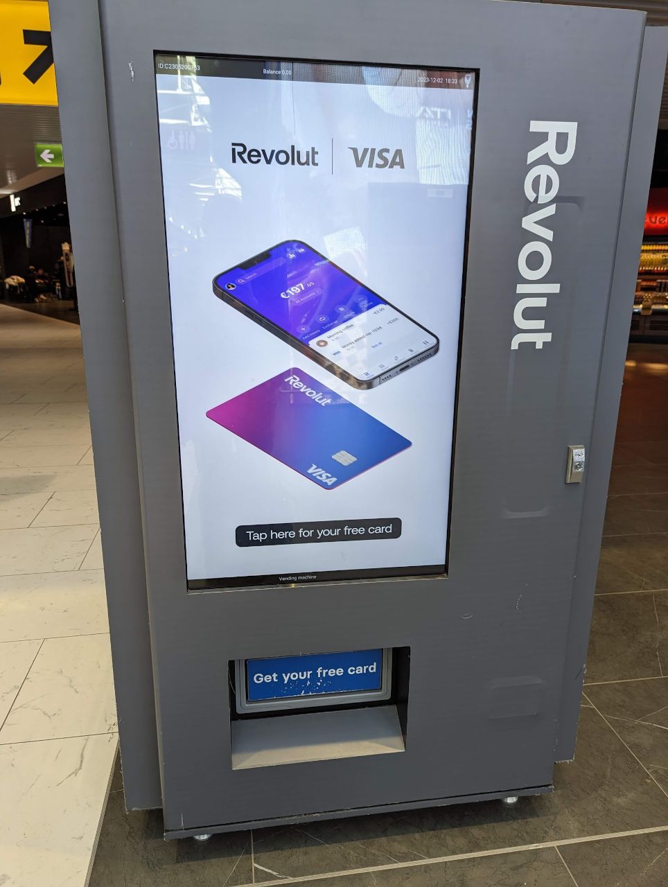 Výdejní automat nabízející karty Revolut zdarma