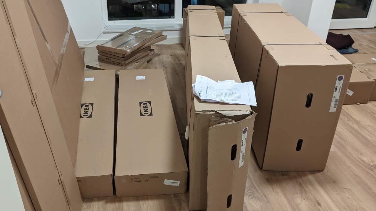 Byt plný krabic z IKEA