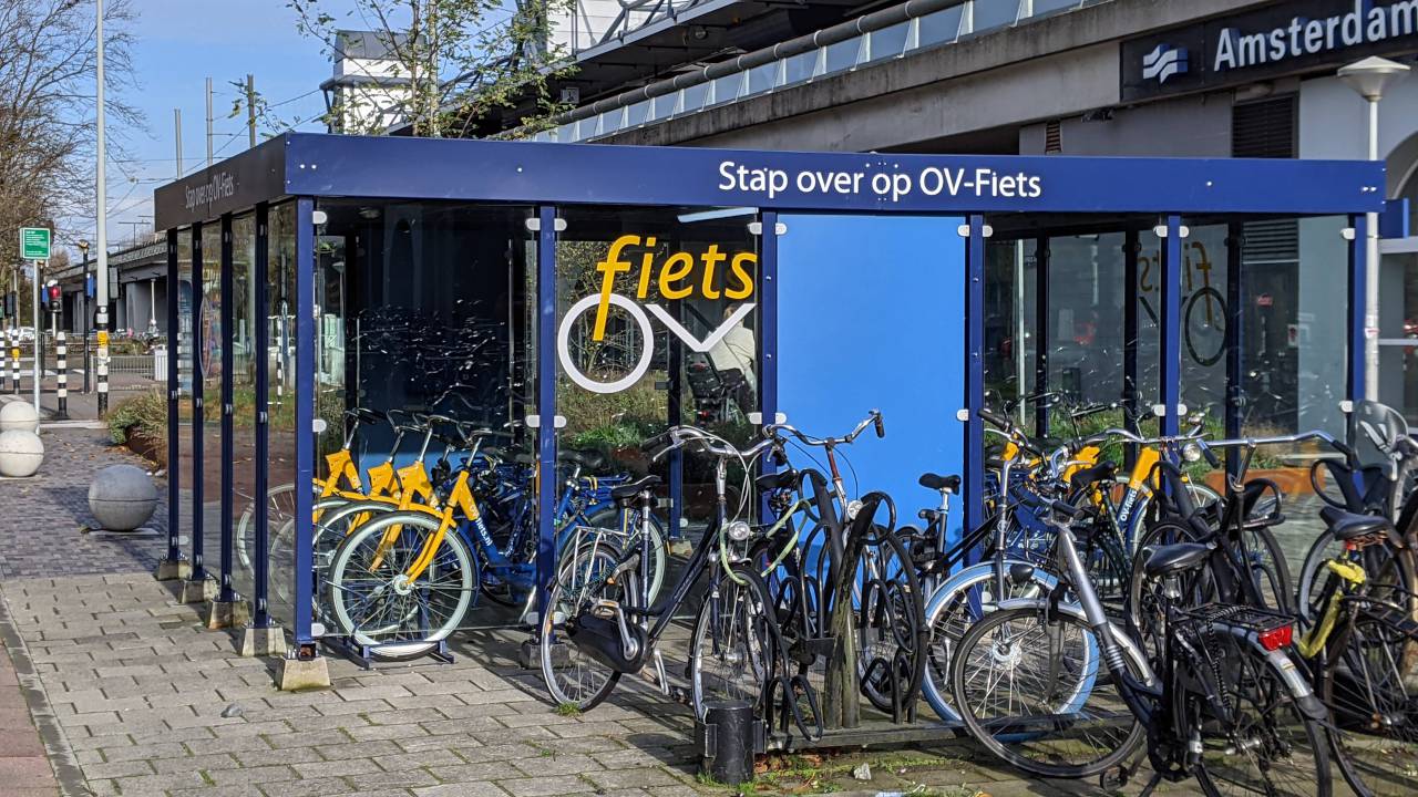 Kola OV-fiets jsou k dispozici u každého velkého nádraží