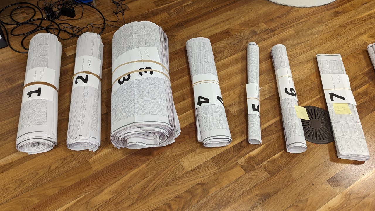 Srolované hlasovací lístky označené čísly
kandidátů