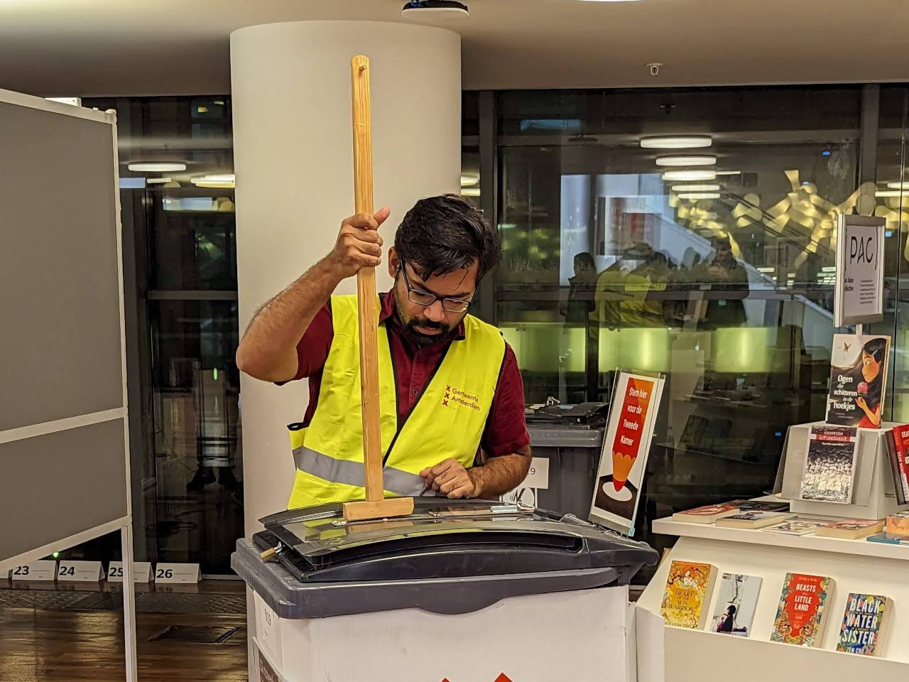 Pracovník volební místnosti zajišťuje průchodnost volební
schránky