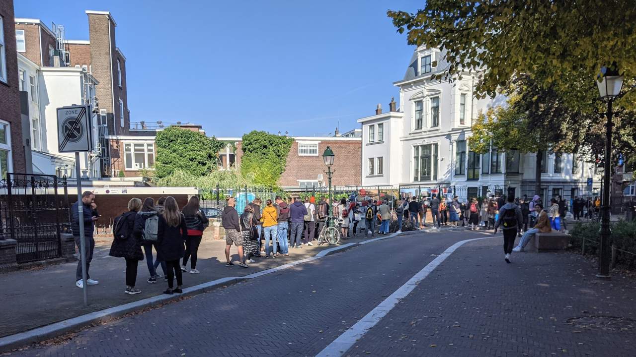 Fronta před velvyslanectvím v roce 2021